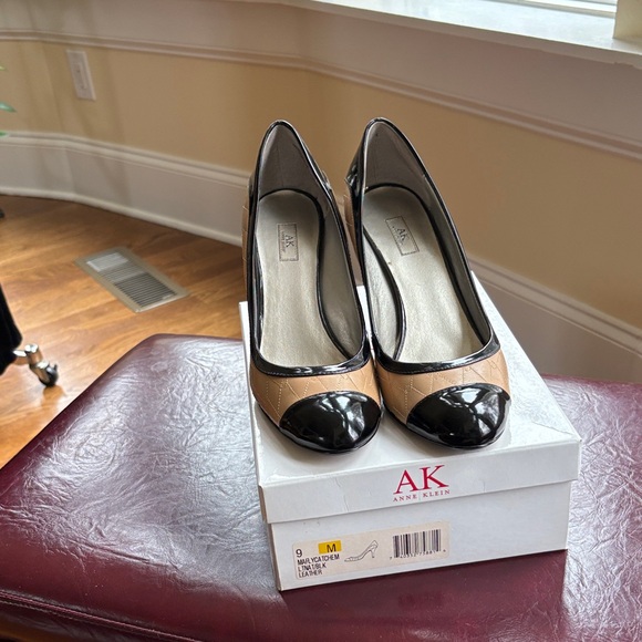 Anne Klein Black and Tan Heels - Picture 11 of 13